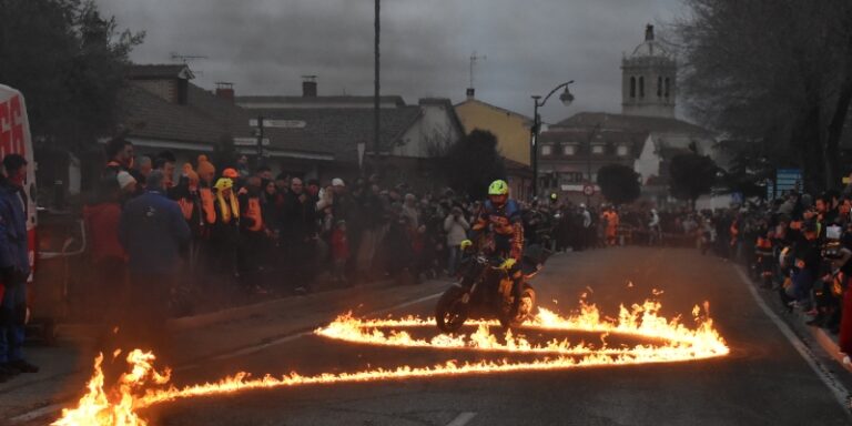 Una magnífica exhibición de stunt congregó a centenares de ‘pingüinos’ ayer jueves en Aldeamayor